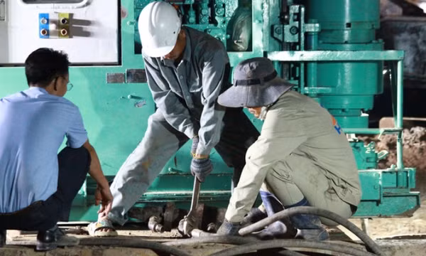 Thực hiện phương án mới để kéo ống cọc bê tông có bé trai 10 tuổi