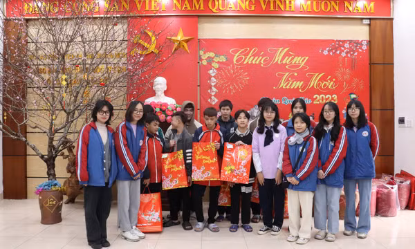 CLB Hội họa Merdee, Trường THPT Chuyên Hạ Long thăm tặng quà trẻ em có hoàn cảnh đặc biệt khó khăn