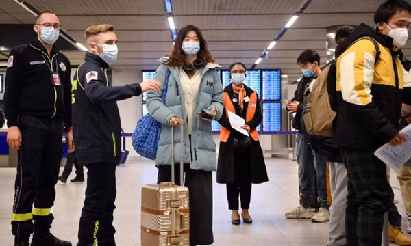 Biến thể XBB.1.5 lan rộng, WHO khuyến cáo đeo khẩu trang trên các chuyến bay dài
