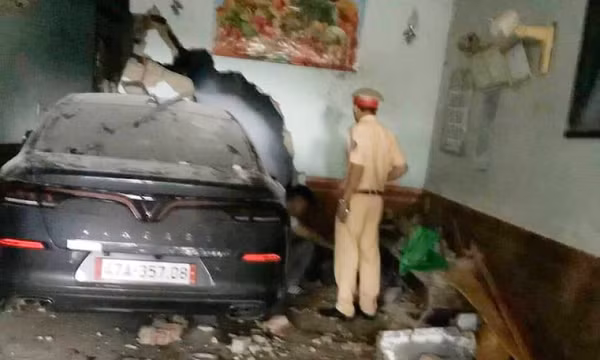 Ô tô lao thẳng vào nhà tông chết người đàn ông đang ngủ