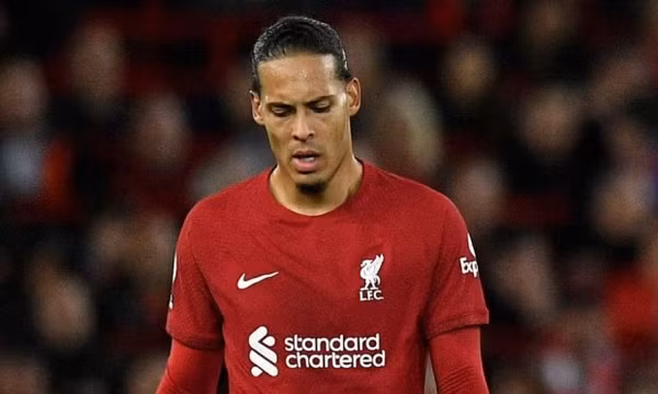 Liverpool đón cú sốc từ Van Dijk, chấn thương tệ hơn dự kiến