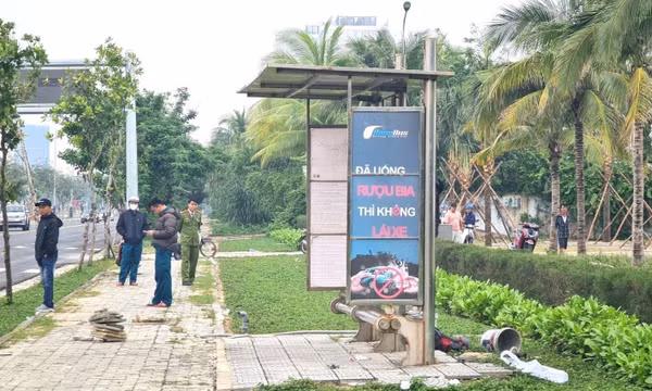 Người đàn ông nước ngoài chết trong tư thế treo cổ tại trạm chờ xe buýt