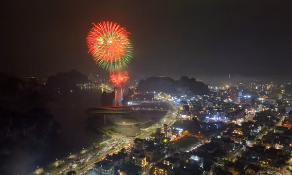 Rực rỡ pháo hoa đón chào năm mới Quý Mão
