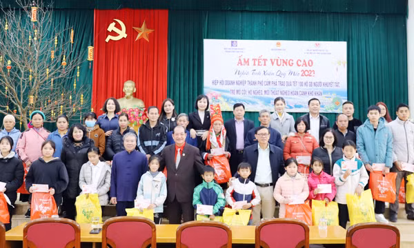 Trao tặng 100 suất quà cho người có hoàn cảnh khó khăn tại huyện Bình Liêu