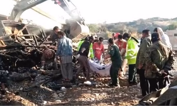 Pakistan: Xe khách rơi xuống vực sâu, ít nhất 40 người thiệt mạng