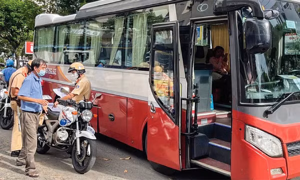 Loay hoay chuyện xử lý “xe dù, bến cóc”