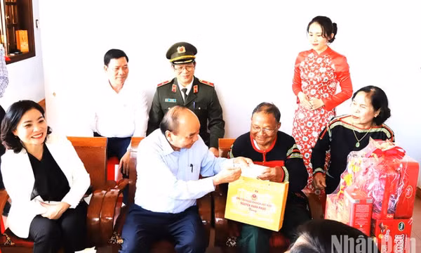 Chủ tịch nước thăm, tặng quà hộ nghèo, học sinh dân tộc nội trú tỉnh Đắk Lắk