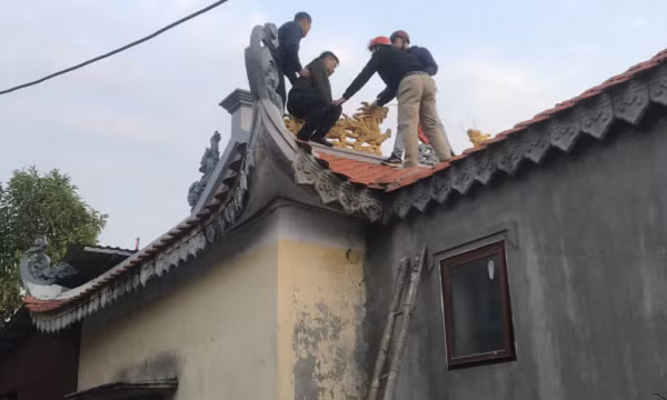 Cảnh sát leo nóc đền khống chế kẻ giết người vì nghĩ “ma xó theo dõi”