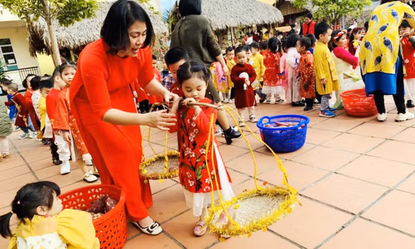 Bé vui Tết Cổ truyền dân tộc