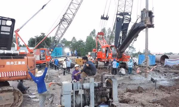 Chuẩn bị đưa thi thể bé trai 10 tuổi tại Đồng Tháp lên mặt đất