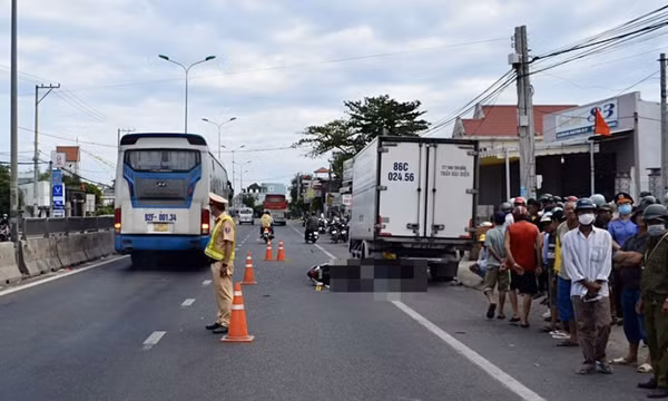Trên đường về quê, 2 vợ chồng đi xe máy tử vong vì tông vào đuôi xe tải