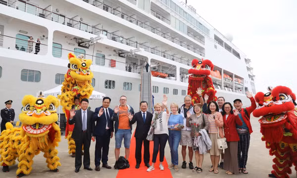 Tàu Silver Spirit đưa 500 khách du lịch quốc tế "xông đất" Quảng Ninh