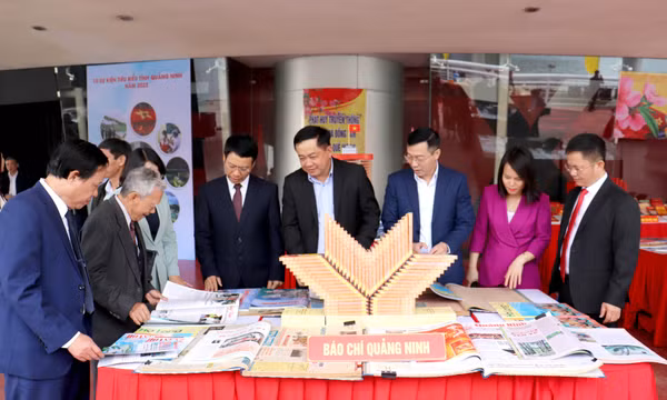 Rực rỡ không gian Tết tại Triển lãm sách, báo, ảnh