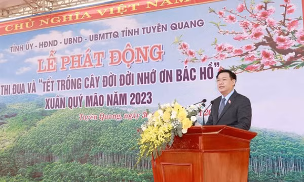 Chủ tịch Quốc hội phát động thi đua và Tết trồng cây tại Tuyên Quang