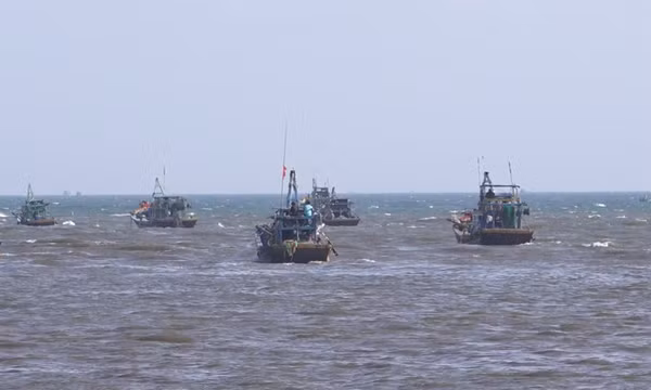 Chìm thuyền mủng, 2 ngư dân được cứu, 1 người mất tích