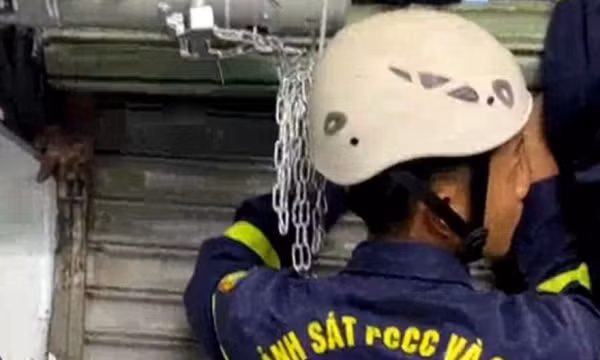 Giải cứu bé trai 11 tuổi bị kẹt tay vào cửa cuốn ở Đà Lạt