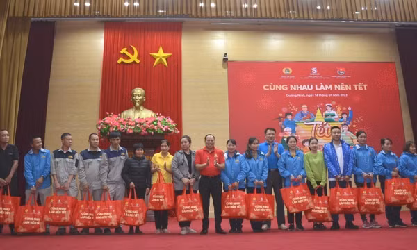 TP Hạ Long: 280 đoàn viên, người lao động khó khăn được tặng quà từ Chương trình “Cùng nhau làm nên Tết”