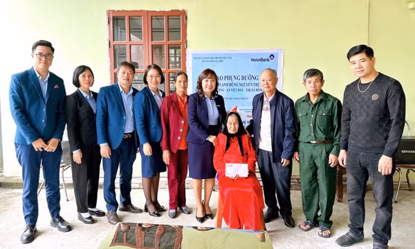 Trao phụng dưỡng Bà mẹ Việt Nam Anh hùng và trợ giúp trẻ em có hoàn cảnh đặc biệt