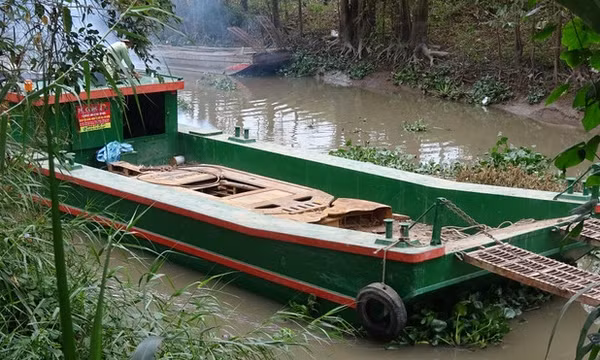 Điều cẩu 80 tấn và loạt thiết bị để kéo ống cọc bê tông có bé trai lên