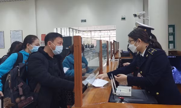 Cặp cửa khẩu Quốc tế Móng Cái (Việt Nam) - Đông Hưng (Trung Quốc) thông quan trở lại