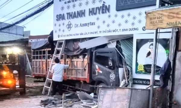 Xe tải mất lái tông sập cơ sở thẩm mỹ ở Bình Dương, tài xế mắc kẹt