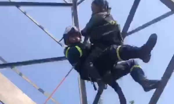 Hà Nội: Cảnh sát giải cứu người phụ nữ leo cột điện cao 25 m