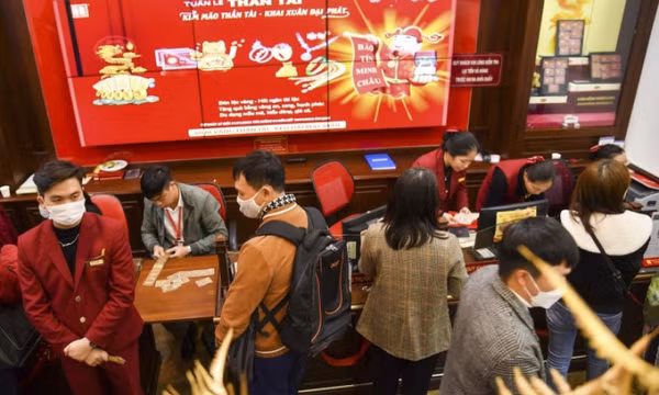 Sát ngày vía Thần Tài, khách bắt đầu kéo đi mua vàng