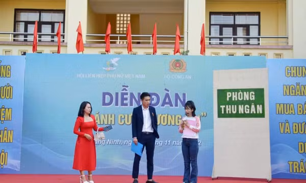 Phụ nữ tham gia phòng chống tệ nạn xã hội