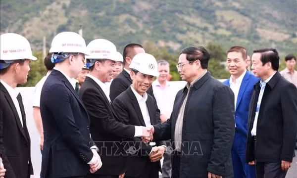 Thủ tướng kiểm tra dự án xây dựng đường bộ cao tốc Nha Trang - Cam Lâm