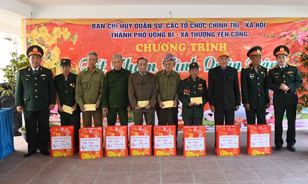 Chương trình “Tết thắm tình quân dân” tại TP Uông Bí