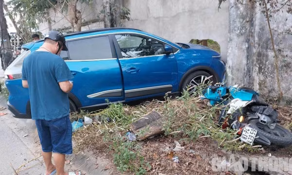 Ô tô nghi bị mất lái đâm xe máy dừng chờ đèn đỏ khiến 2 người nhập viện