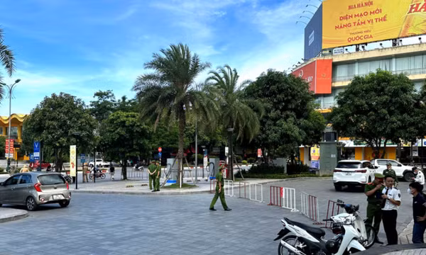 Trộm dao đâm một người nước ngoài tử vong rồi bắt taxi đi đầu thú