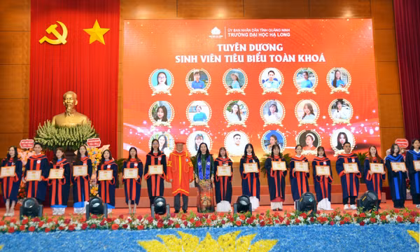 Trường Đại học Hạ Long tổng kết và trao bằng tốt nghiệp năm 2023