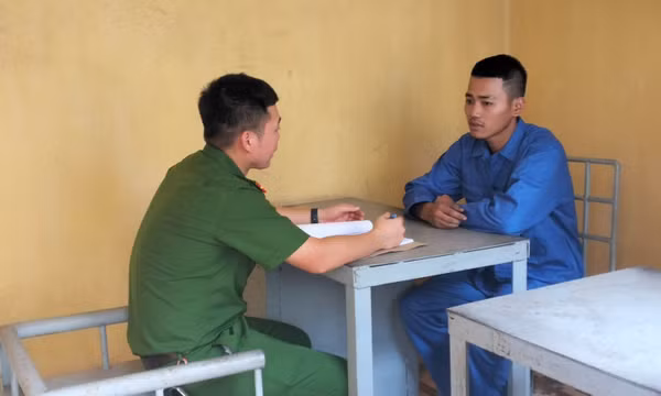 Khởi tố 2 đối tượng đánh, khống chế cướp xe mô tô