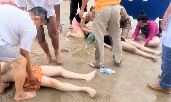 Cứu 7 du khách bị đuối nước khi tắm biển tại Phan Thiết