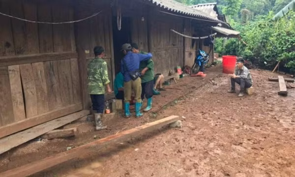 Sáu người trong gia đình gặp nạn khi qua mương cạn bị nước cuốn, hai trẻ tử vong