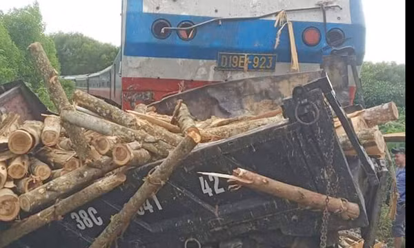 Ôtô tải chở gỗ keo bị tàu hỏa đâm đứt đôi