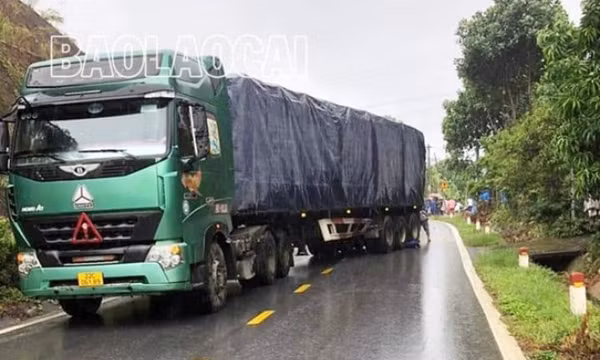 Lào Cai: Xe đầu kéo va chạm với xe môtô làm 2 người tử vong tại chỗ