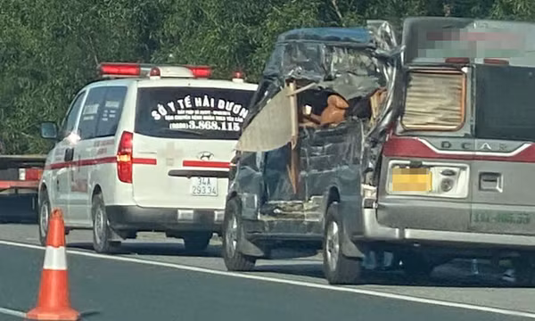 Ô tô khách va vào xe hút rác trên cao tốc Hà Nội - Hải Phòng, 2 người tử vong