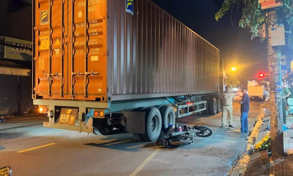 Người đàn ông ngã xuống đường, bị xe container cán tử vong tại chỗ