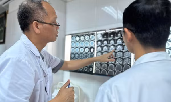 Bé trai bị chó lai cắn đứt xương hàm 
