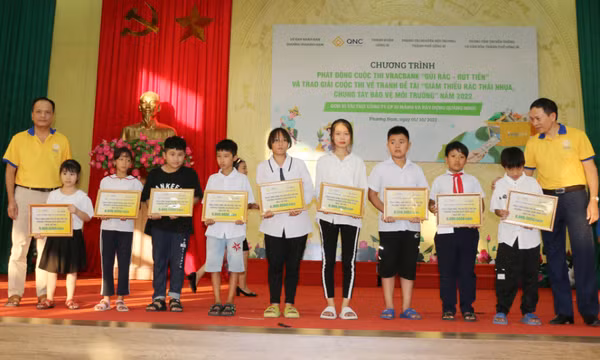 Công ty CP Xi măng và Xây dựng Quảng Ninh hỗ trợ hơn 1,5 tỷ đồng công tác an sinh xã hội