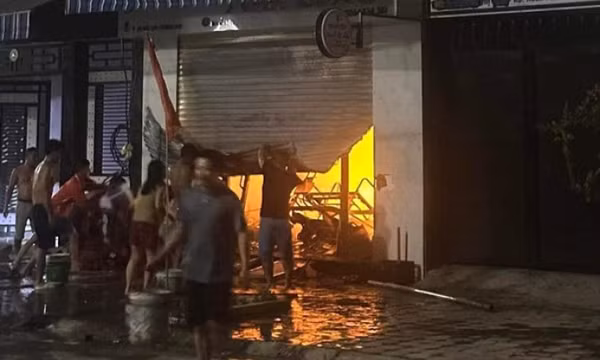 Xe điện bốc cháy khi đang sạc điện trong đêm, hai bà cháu thiệt mạng