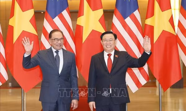 Chủ tịch Quốc hội Vương Đình Huệ hội kiến Thủ tướng Malaysia Anwar Ibrahim
