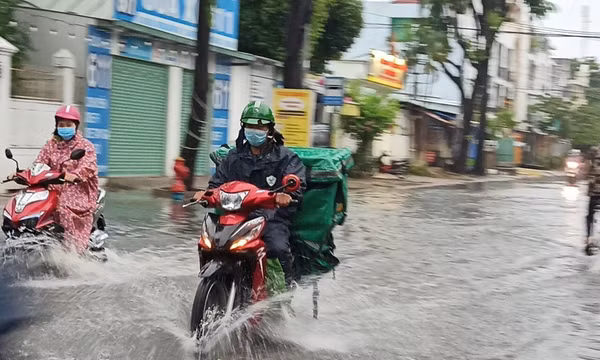 Mùa mưa, cẩn trọng loạt hệ lụy sức khỏe kéo theo khi dùng mũ bảo hiểm, áo mưa ẩm hôi