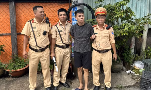 Cảnh sát đón lõng, khống chế kẻ giết người khi nghi phạm đang lái ôtô trên đường bỏ trốn