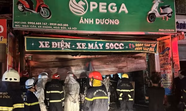 Hà Nội: Cháy cửa hàng kinh doanh xe máy điện, 3 người trong gia đình tử vong