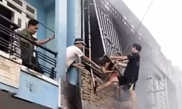 Hàng xóm phá 'chuồng cọp' cứu 3 người mắc kẹt trong căn nhà bốc cháy ở TP.HCM 