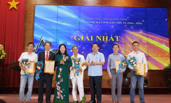 Trao giải Văn nghệ Hạ Long lần thứ IX cho tác giả