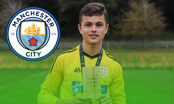 MU để mất tài năng trẻ vào tay Man City
